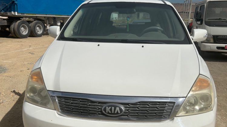 سيارة كيا كارنفال موديل 2014 للبيع فى مسقط سلطنة عمان