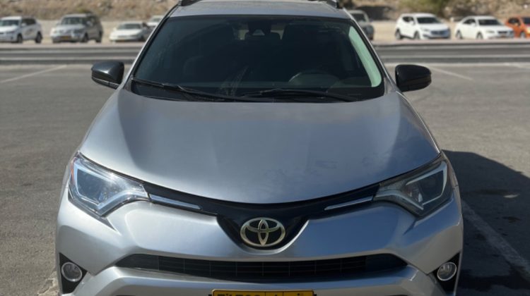للبيع سيارة تويوتا راف فور موديل 2017 فى مسقط سلطنة عمان