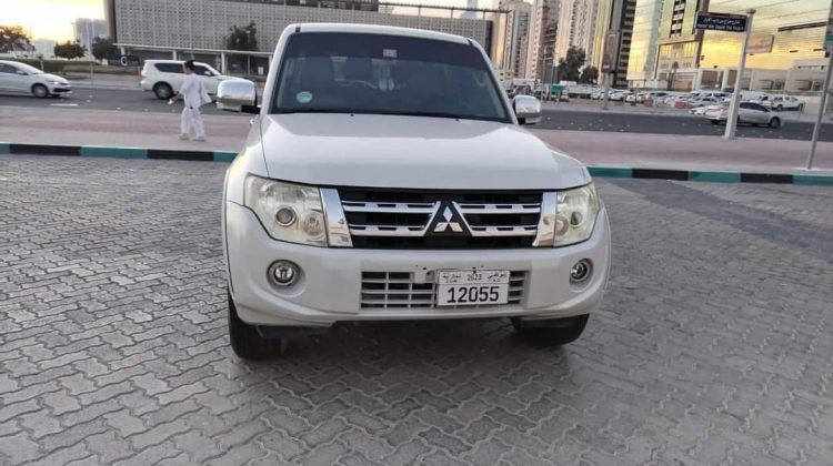 سيارة ميتسوبيشي باجيرو موديل 2013 للبيع فى دبي الامارات