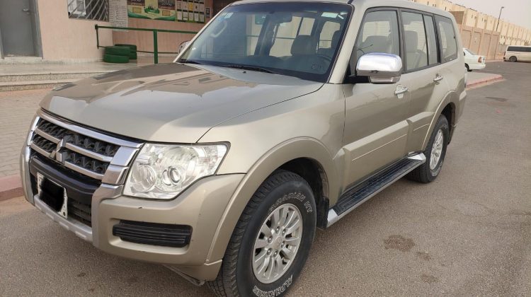 سيارة ⁨ميتسوبيشي⁩ ⁨باجيرو⁩ موديل ⁨2015⁩ للبيع فى الرياض السعودية