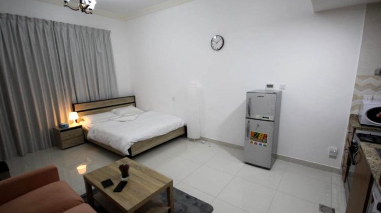 شقة رخيصة للايجار في دبي شقة فندقية في ارمادا دبي لاند علي طريق دبي العين